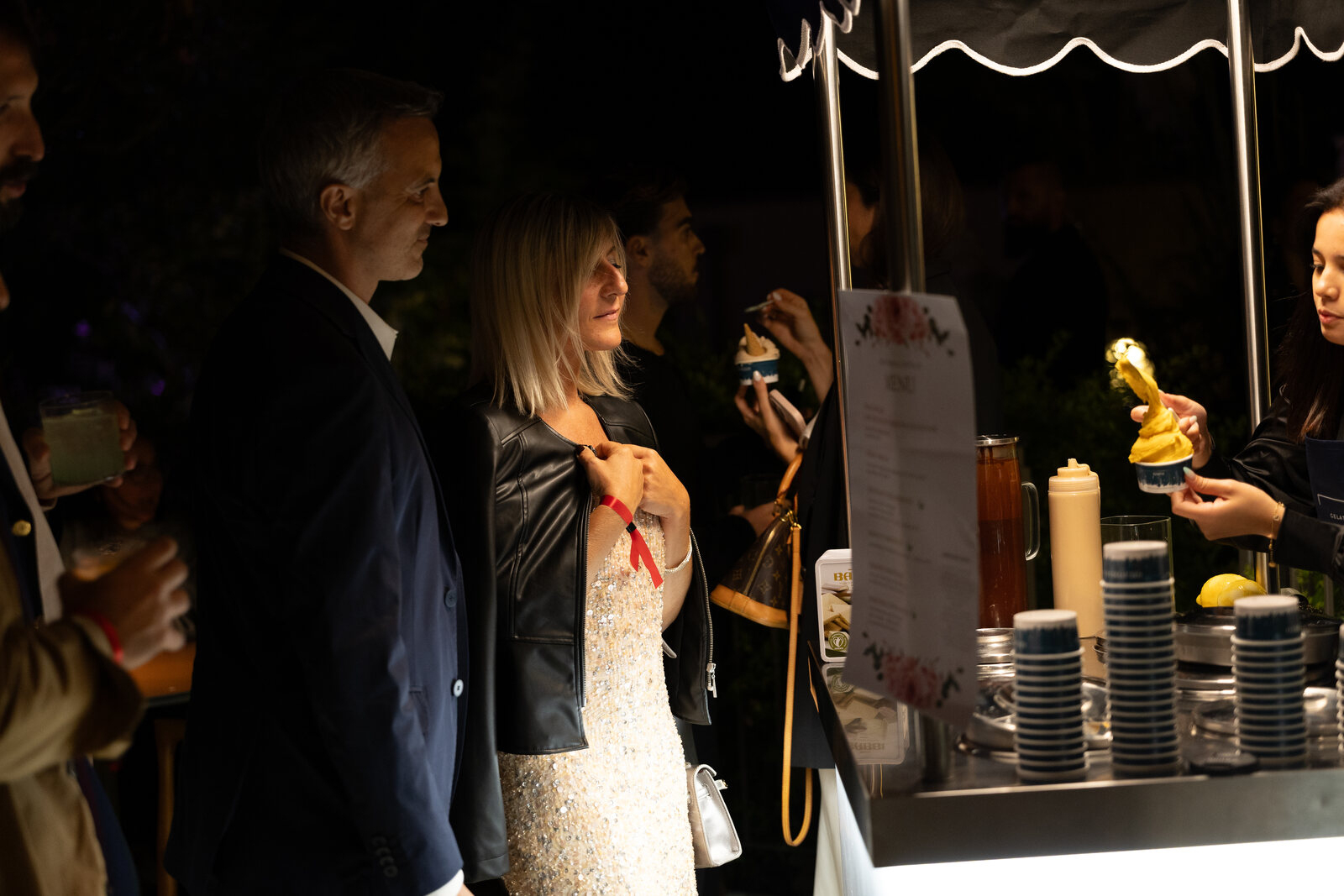Ospiti al carrettino Gelateria Il Castello durante un evento serale