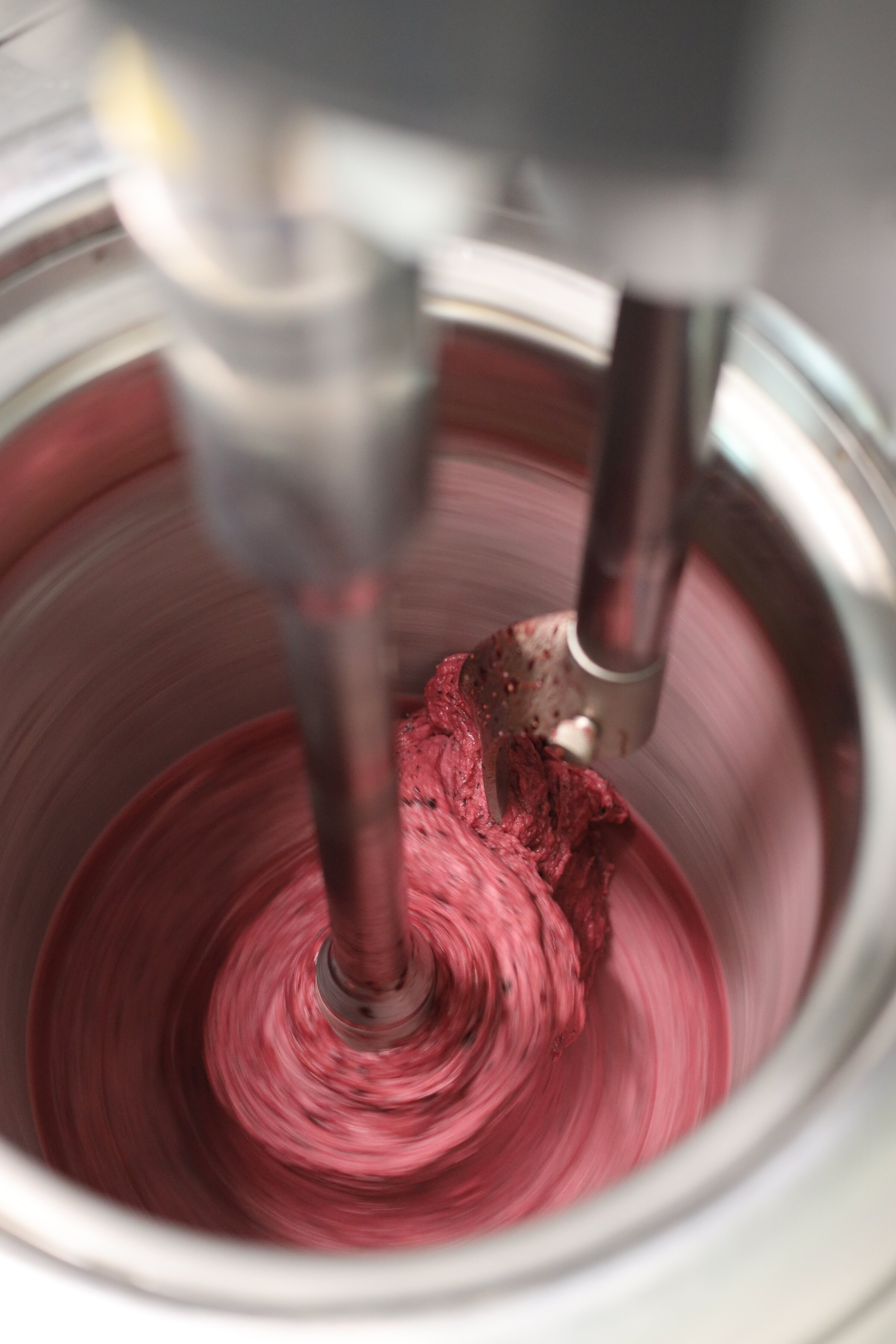 Gelato alla frutta di bosco durante la mantecazione, vista dall'alto del mantecatore Cattabriga